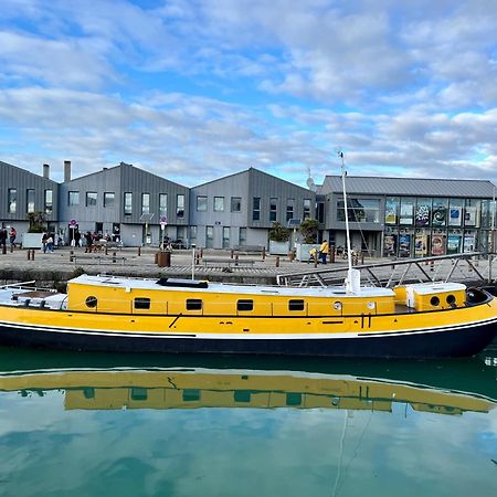 Une Peniche Dans Le Bassin A Flot Du Vieux Port La Rochelle  Exterior photo