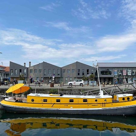 Une Peniche Dans Le Bassin A Flot Du Vieux Port La Rochelle  Exterior photo