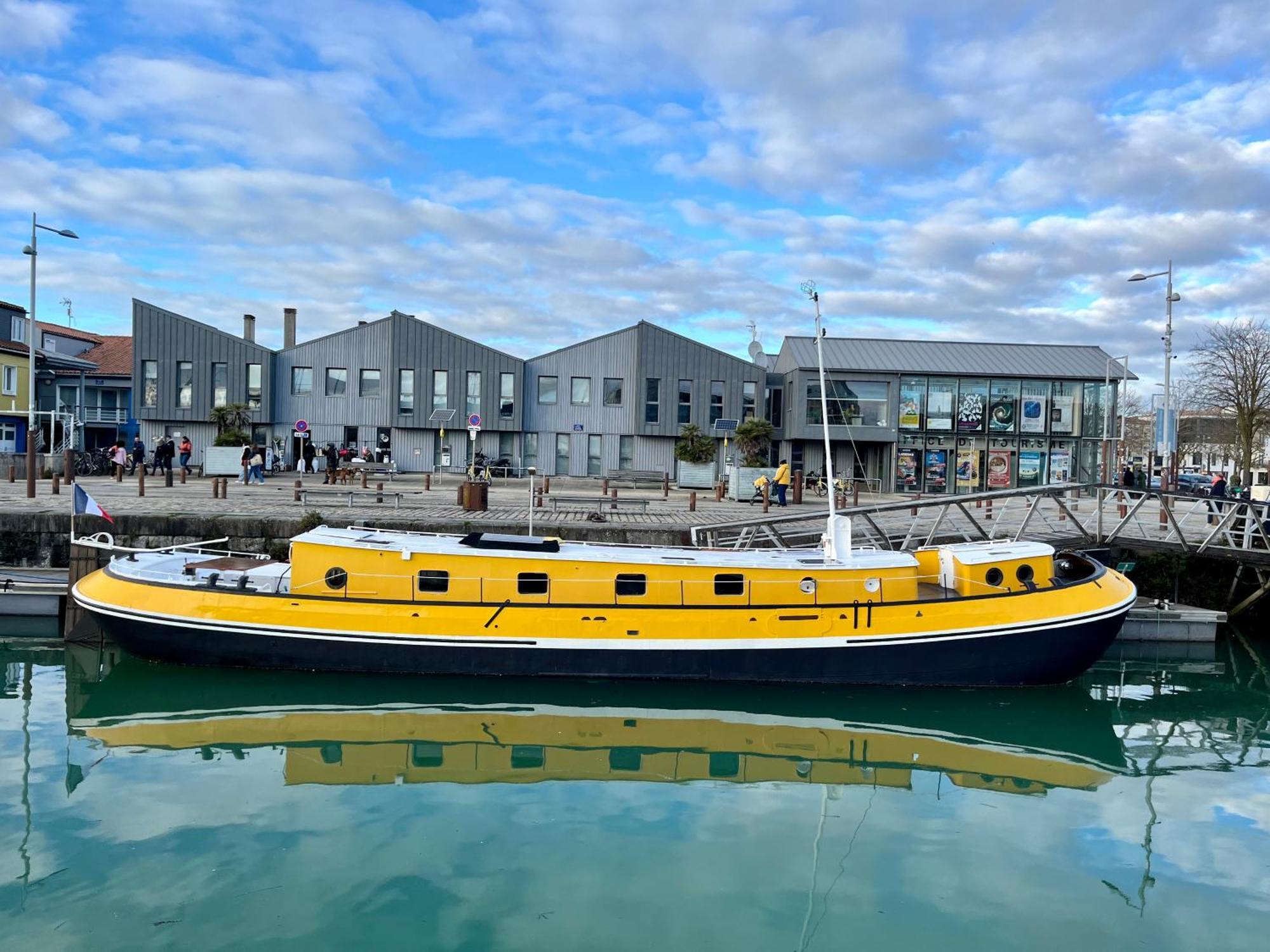 Une Peniche Dans Le Bassin A Flot Du Vieux Port La Rochelle  Exterior photo