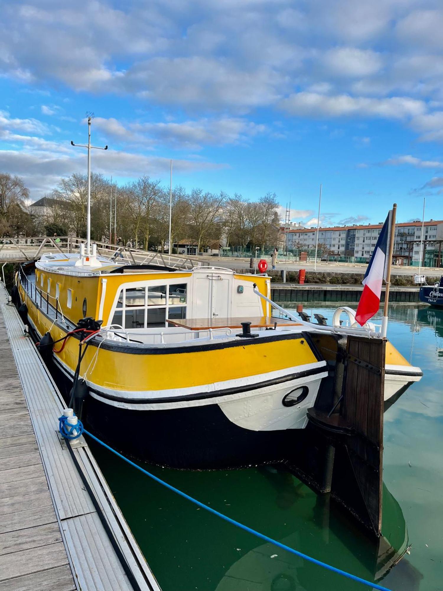Une Peniche Dans Le Bassin A Flot Du Vieux Port La Rochelle  Exterior photo
