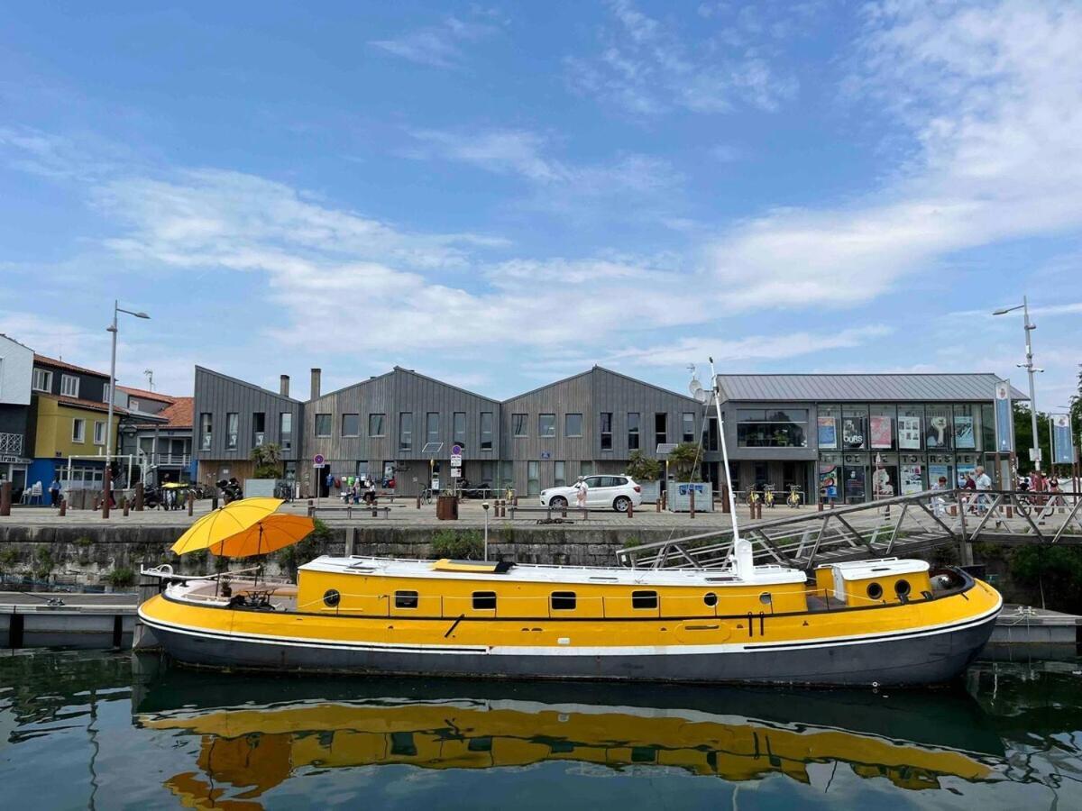 Une Peniche Dans Le Bassin A Flot Du Vieux Port La Rochelle  Exterior photo